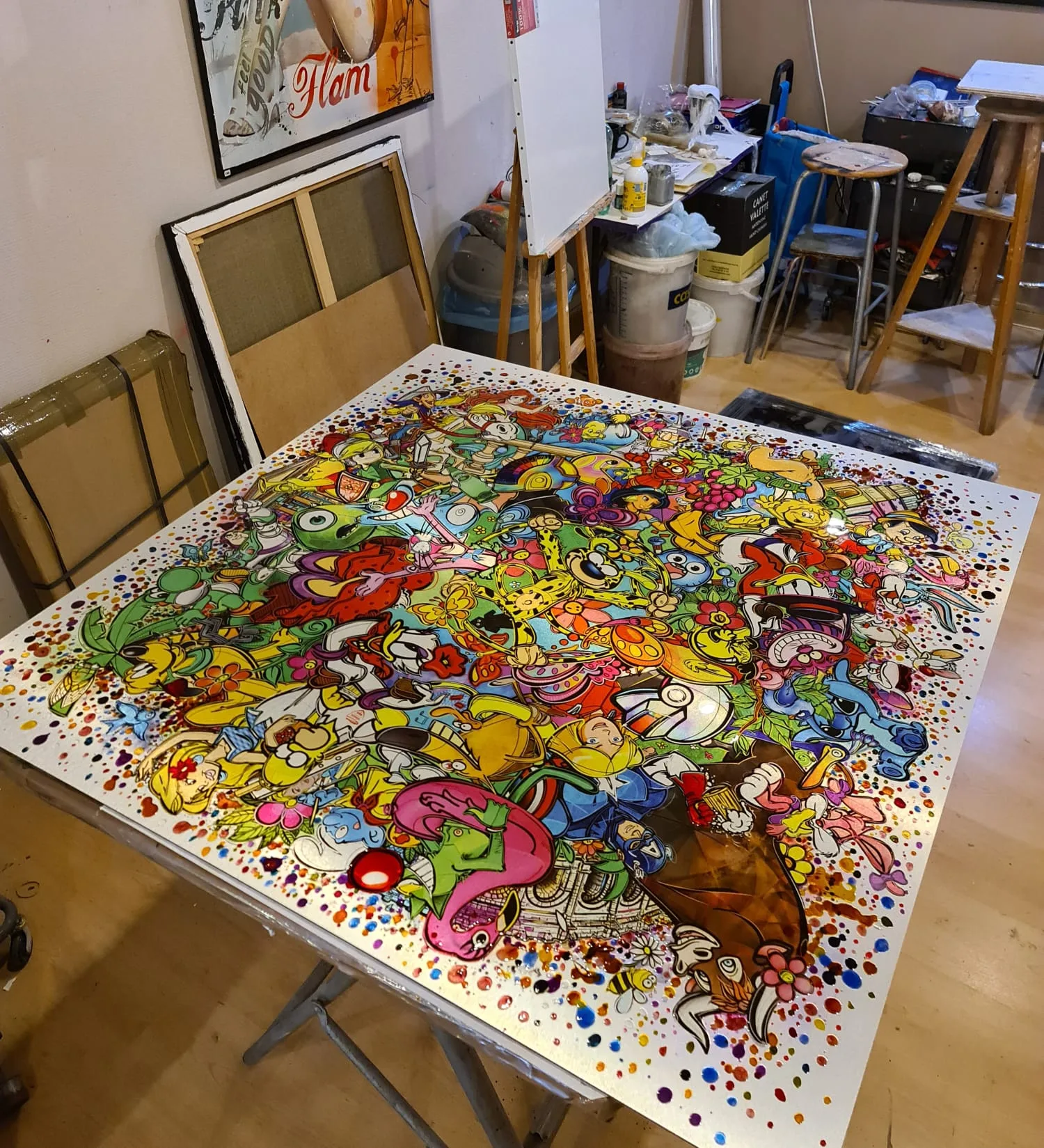 Grand collage de personnages de dessins animés et jeux vidéo, coulé sous résine, dans l'atelier de l'artiste